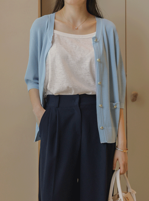 衣服敞開著，露出bopi C2726